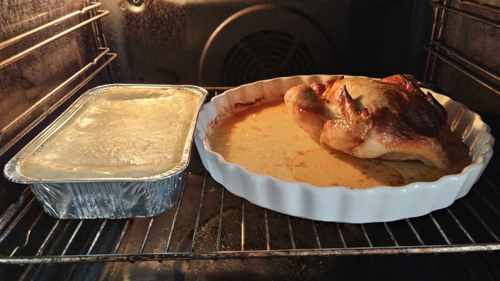 El horno, a 220 grados, con el pollo asado y la lasaña de Aldi en su interior.