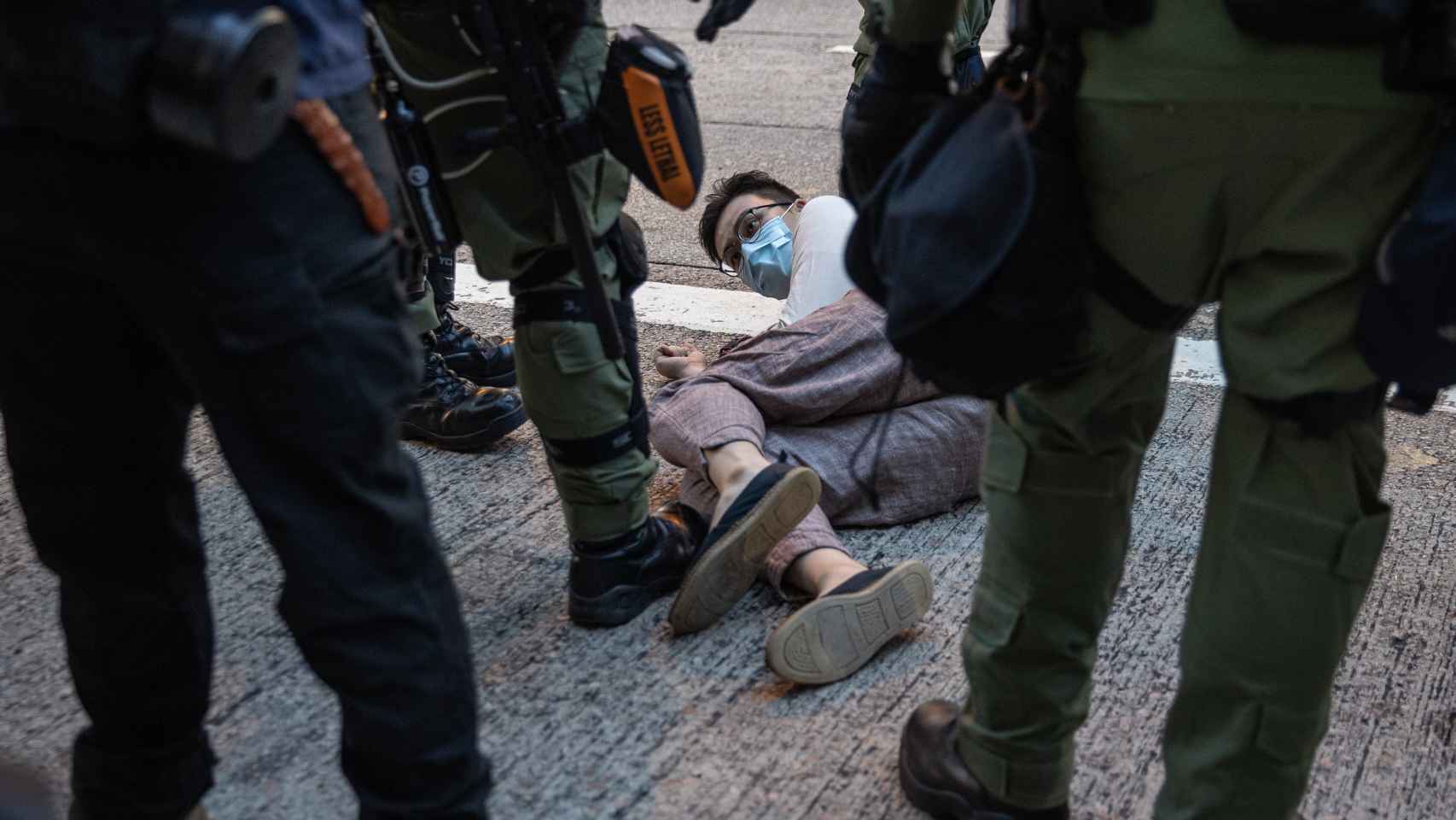 Un detenido en una de las protestas.