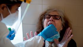 Una enfermera realiza una prueba PCR en el Complejo Hospitalario Universitario de Ourense (CHUO). EFE/Brais Lorenzo