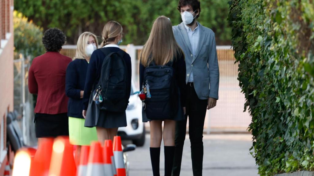 Antes de entrar al edificio, a Leonor y Sofía les han tomado la temperatura.