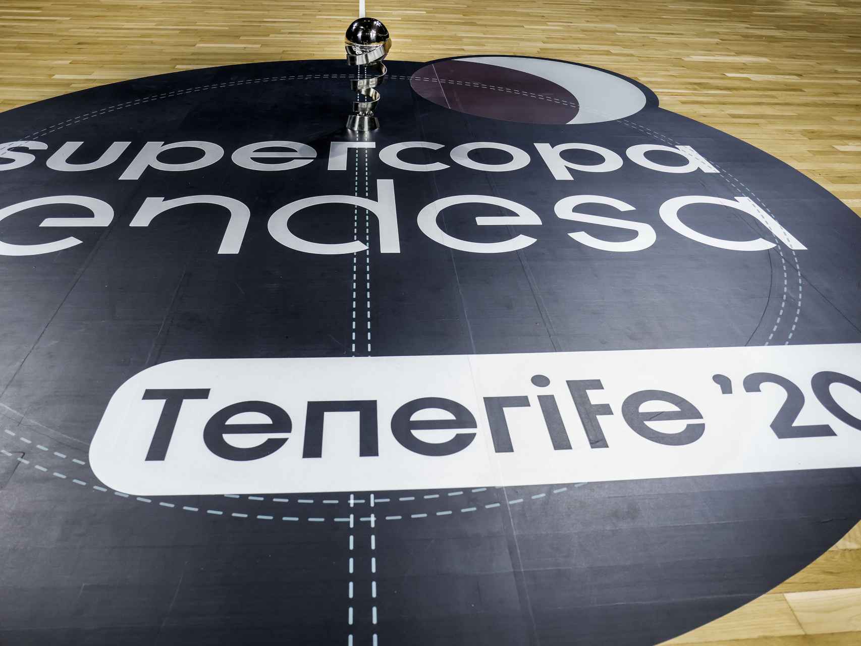 El trofeo de la Supercopa Endesa 2020 en Tenerife