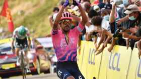 Daniel Felipe Martínez celebra su triunfo en la etapa 13 del Tour de Francia