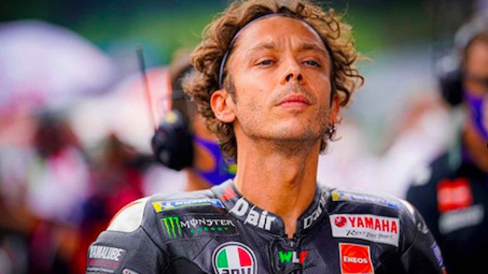 Valentino Rossi mirando al horizonte
