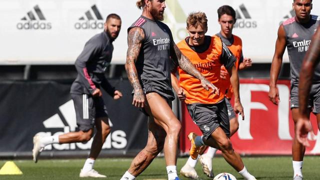 Sergio Ramos y Martin Odegaard en el entrenamiento