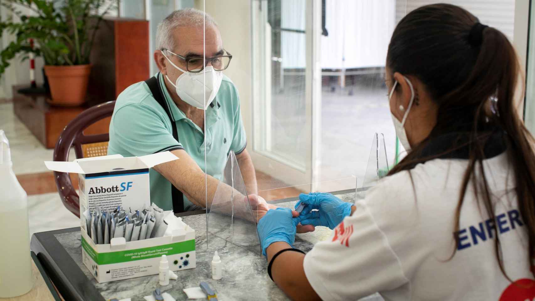 Una enfermera toma una muestra de sangre a un ciudadano para un test serológico.