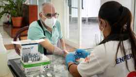 Una enfermera toma una muestra de sangre a un ciudadano para un test serológico, en el Centro de Día de Mayores de La Isleta.