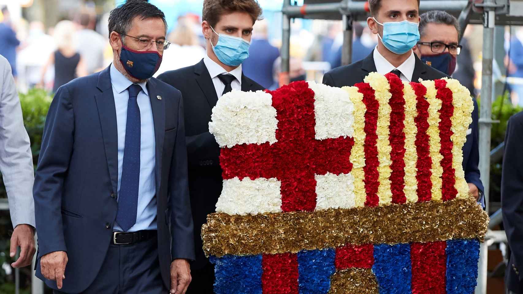El presidente del FC Barcelona, Josep María Bartomeu, durante la ofrenda floral en el monumento a Rafael Casanova.