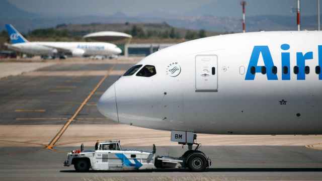 Un avión de Air Europa remolcado por la pista en la terminal 4 del Aeropuerto de Madrid-Barajas.
