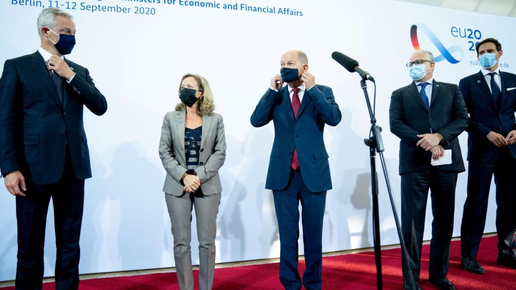 Bruno Le Maire, Nadia Calviño, Olaf Scholz, Roberto Gualtieri y Woepke Hoekstra, este viernes en el Eurogrupo de Berlín