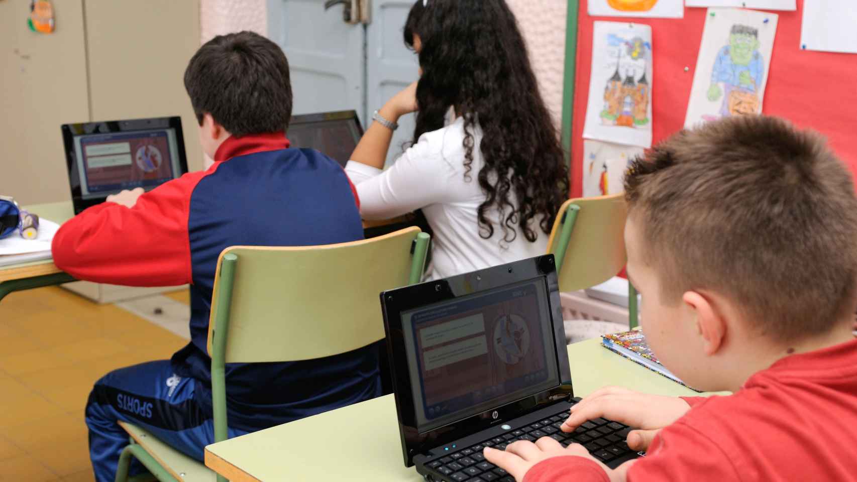 Un aula con niños estudiando con sus portátiles, en una imagen de archivo.