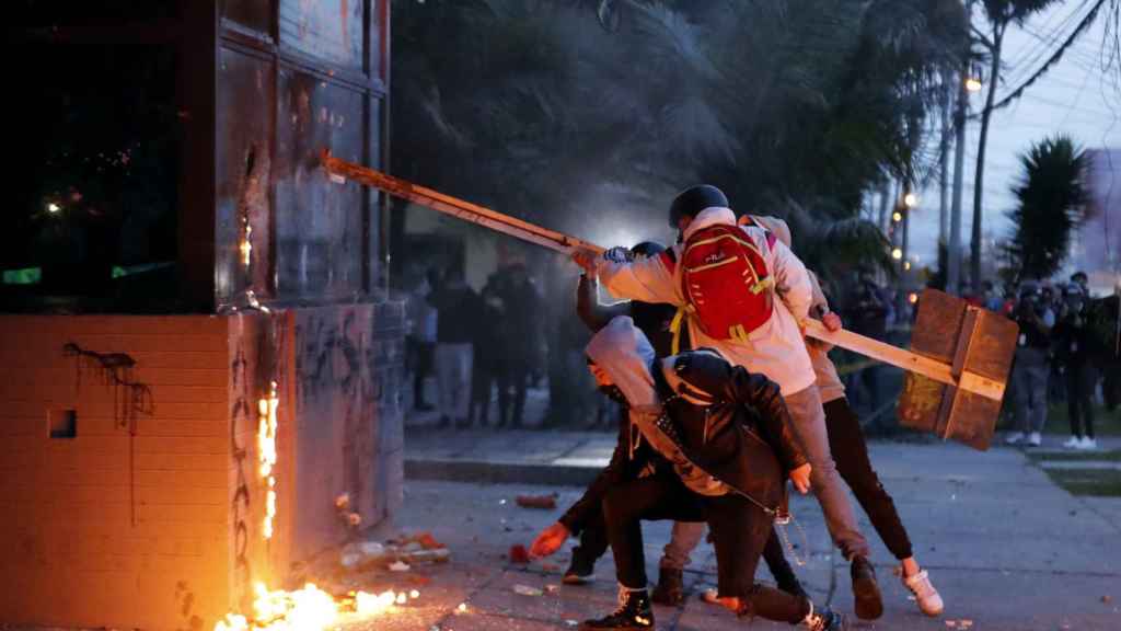 Manifestantes atacan un puesto policial en Bogotá.