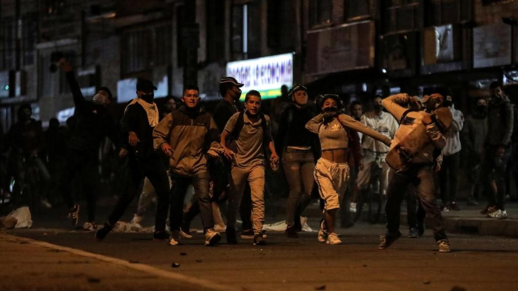 Manifestantes se enfrentan a los antidisturbios en Bogotá.