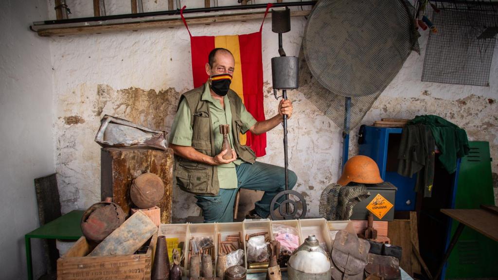 El MacGyver de Pozoblanco con parte de sus 'tesoros' de la Guerra Civil.