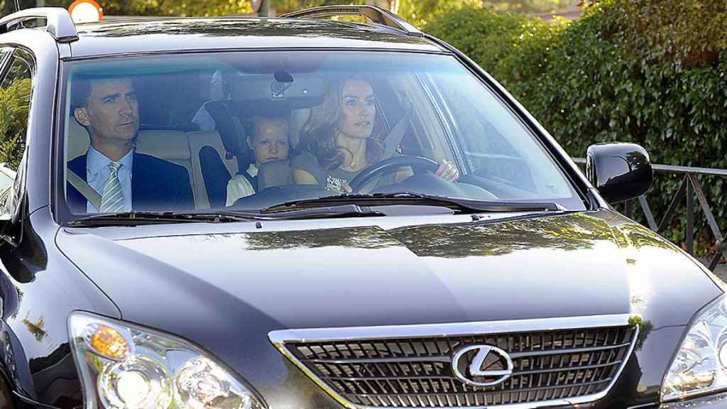 En 2011 Letizia llevó a sus hijas al colegio, el Rey iba de copiloto.