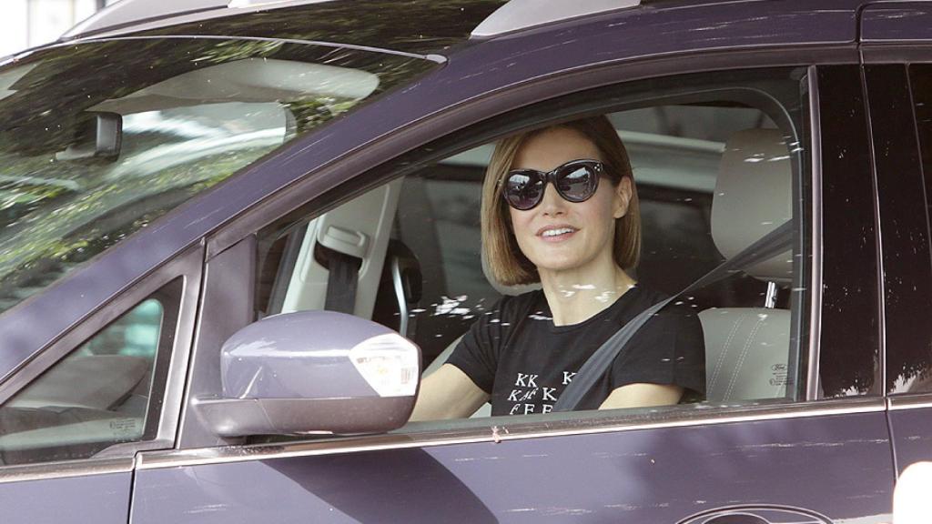Fotografía de 2015. Letizia conduce un monovolumen en Mallorca.