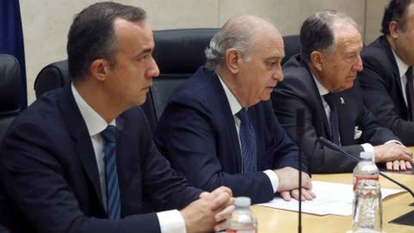 El exministro, en el centro, junto a su secretario y el director del CNI Félix San Roldán