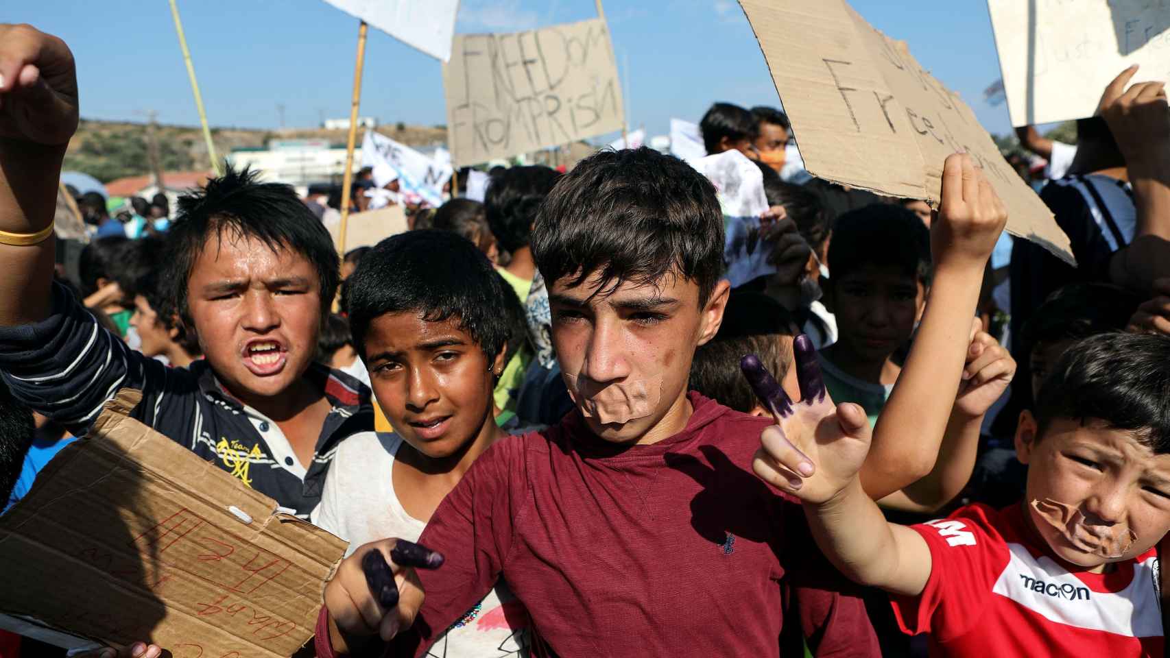 Un grupo de chicos jóvenes en la manifestación.