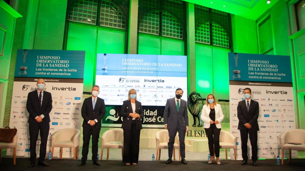 Carlos Sisternas, director de Fenin; Dionisio Martínez de Velasco, Managing Director Iberia de Dräger; María Luz López Carrasco, presidenta de Fenin; Pedro J. Ramírez, presidente ejecutivo de EL ESPAÑOL; María Vila, directora general de Medtronic Iberia, y Jorge Huertas Colomina, director general de Oximesa y Nippon Gases Healthcare.
