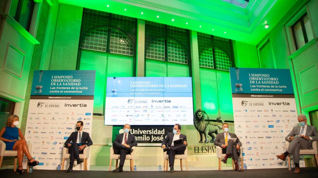 Fiona Garin, directora de Marketing Estratégico de Becton Dickinson (BD) en Europa; Rocco de Bernadis, director general de Johnson & Johnson Medical Devices en España; Luis Campo, director general de GE Healthcare España y Portugal; Eduardo Ortega, redactor de Invertia; Luis Cortina, director general de Siemens Healthineers, y Enrique Álvarez, director general de Mölnlycke.