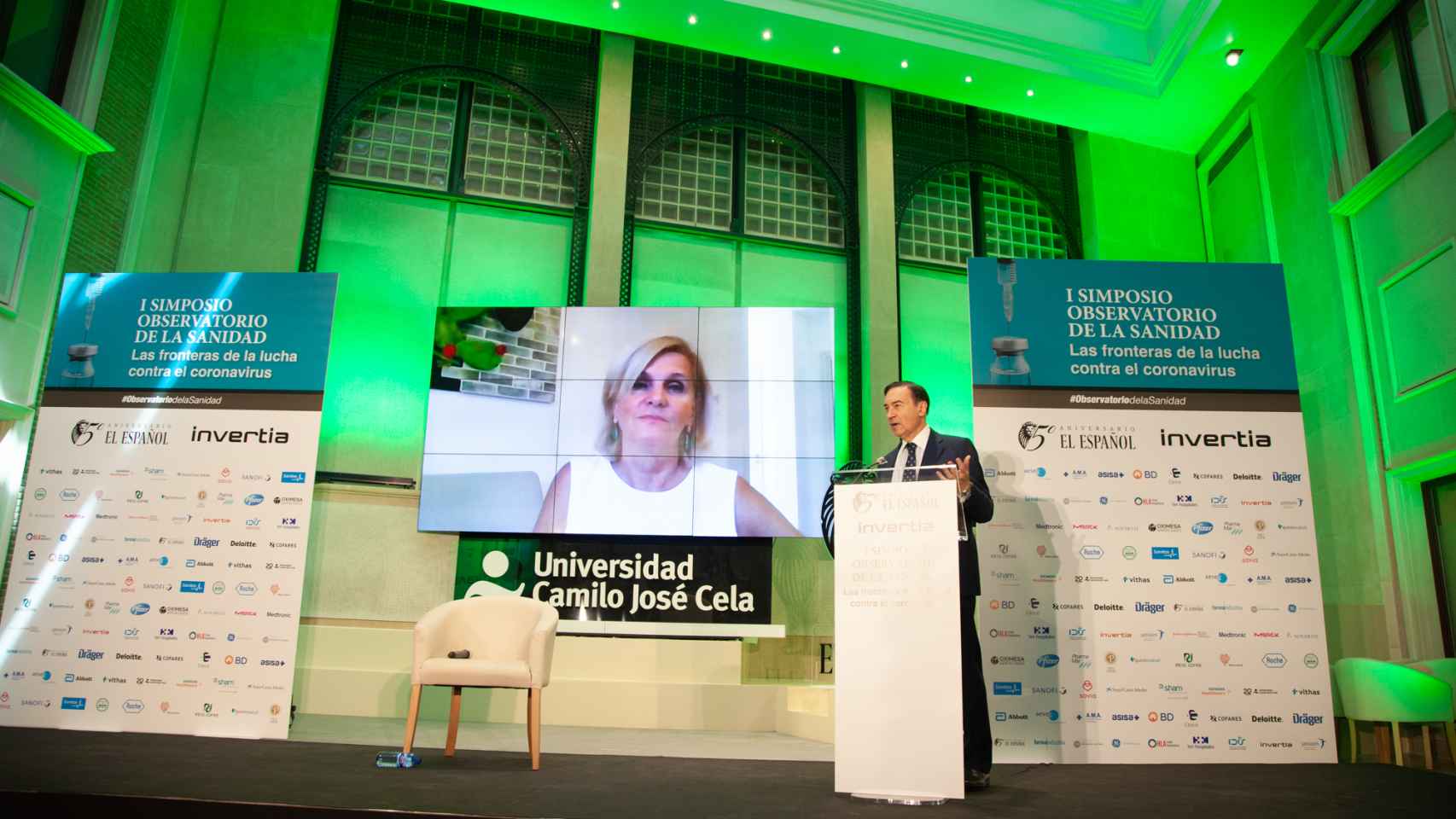 Un momento del cierre del simposio, a cargo de Pedro J. Ramírez, presidente de EL ESPAÑOL. En la pantalla, María Neira, directora general de Salud Pública de la OMS.