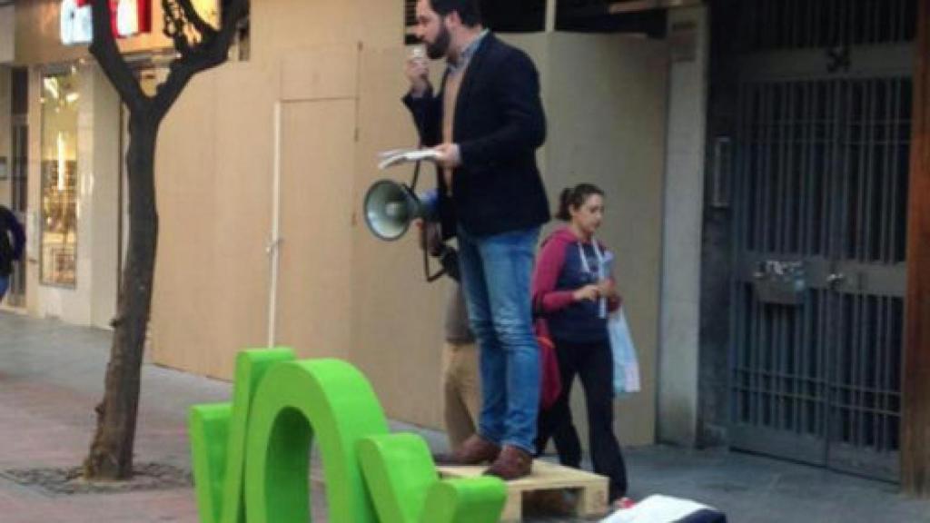 Abascal, en sus inicios, subido a un banco con un megáfono en la mano.