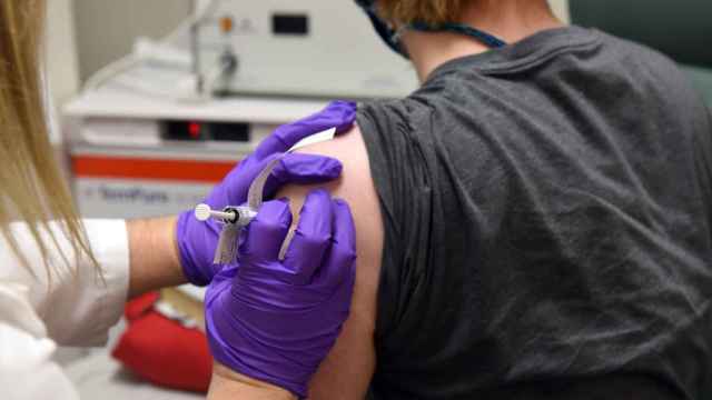 Un voluntario recibe una dosis de una vacuna contra el coronavirus durante un ensayo clínico.
