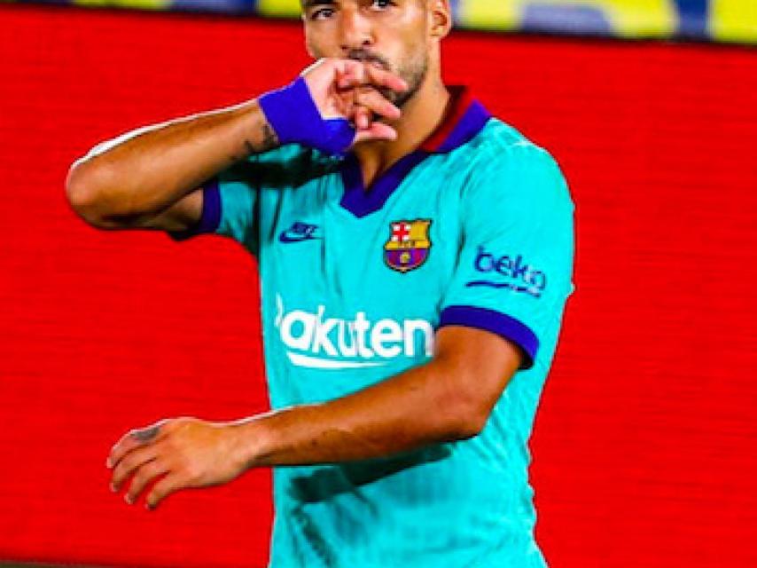 Luis Suárez celebra un gol con seriedad