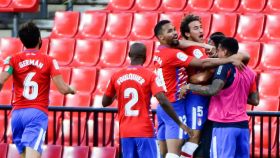 Luis Milla celebra con sus compañeros su gol en el Granada - Athletic