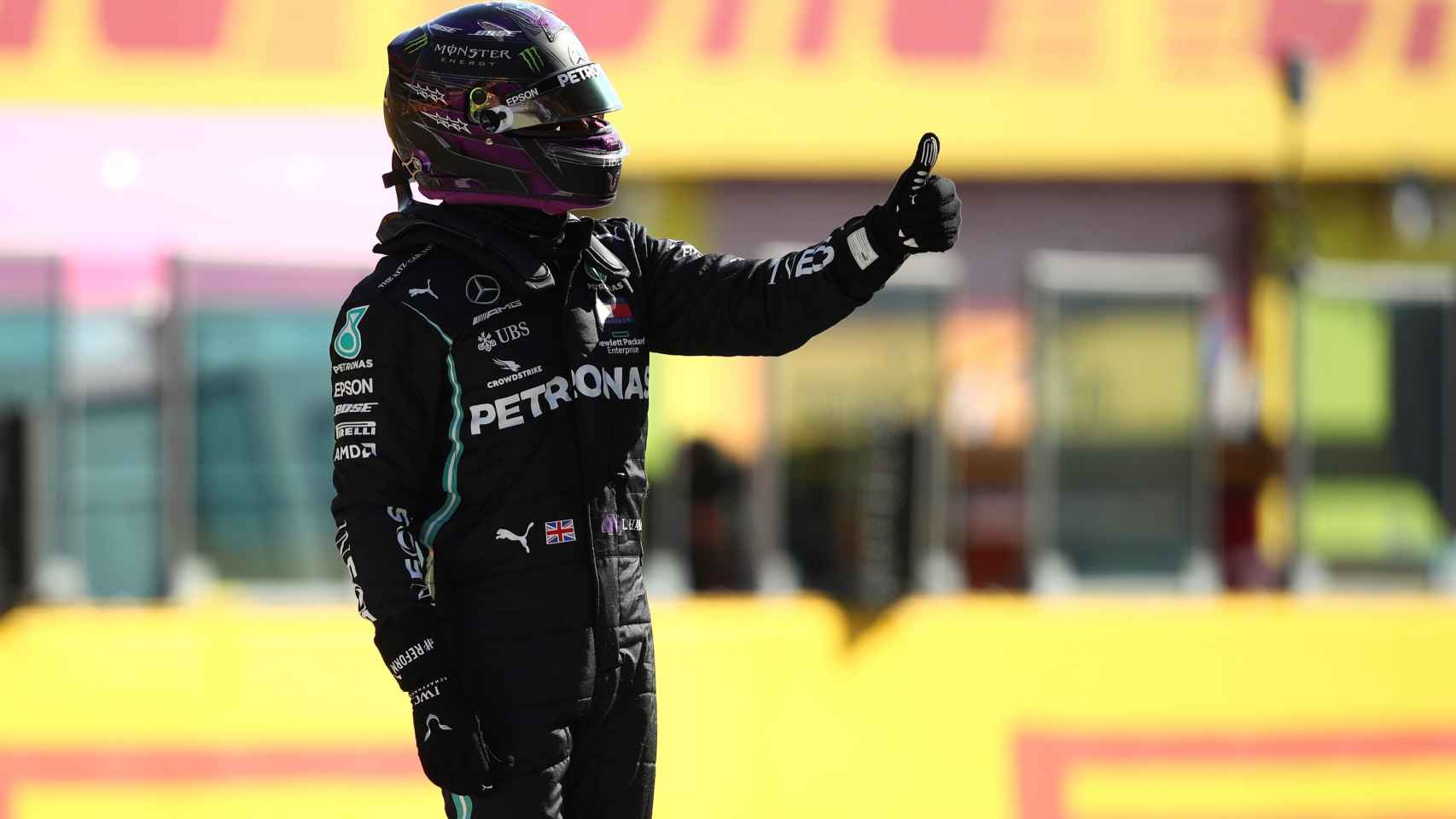 Hamilton celebra su pole en el GP de Toscana de Fórmula 1