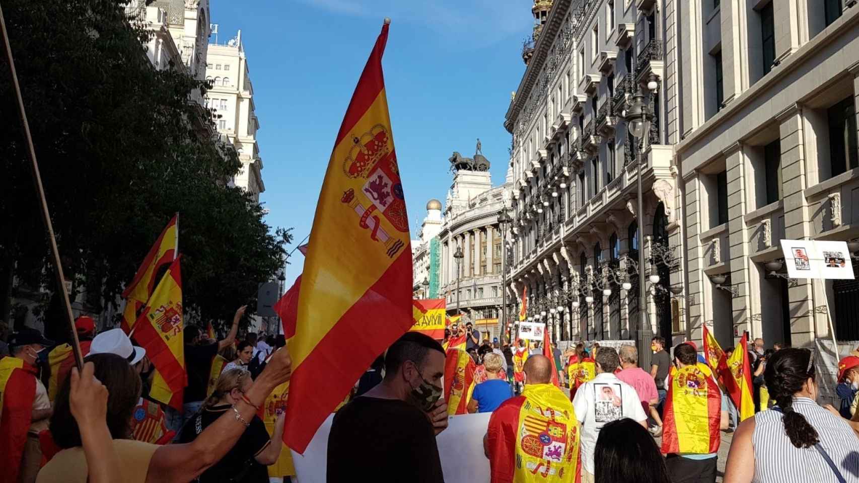Protesta contra la gestión del Gobierno en la calle Alcalá de Madrid.