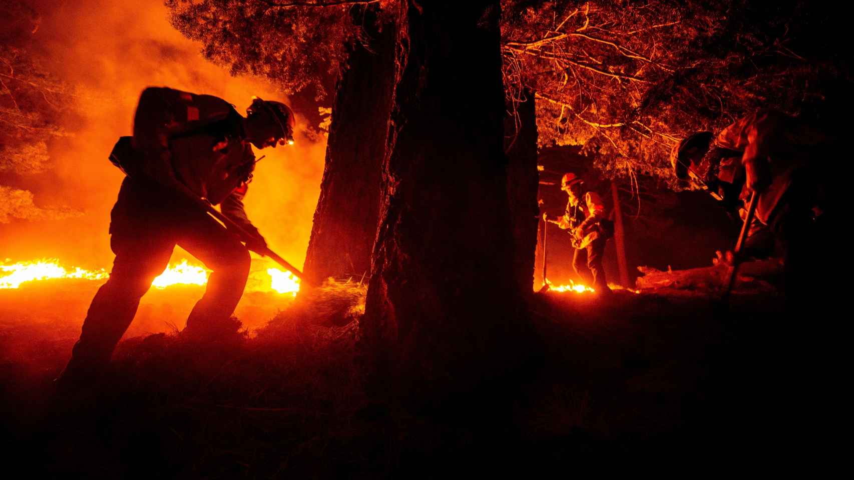 Unos bomberos trabajando en los incendios.