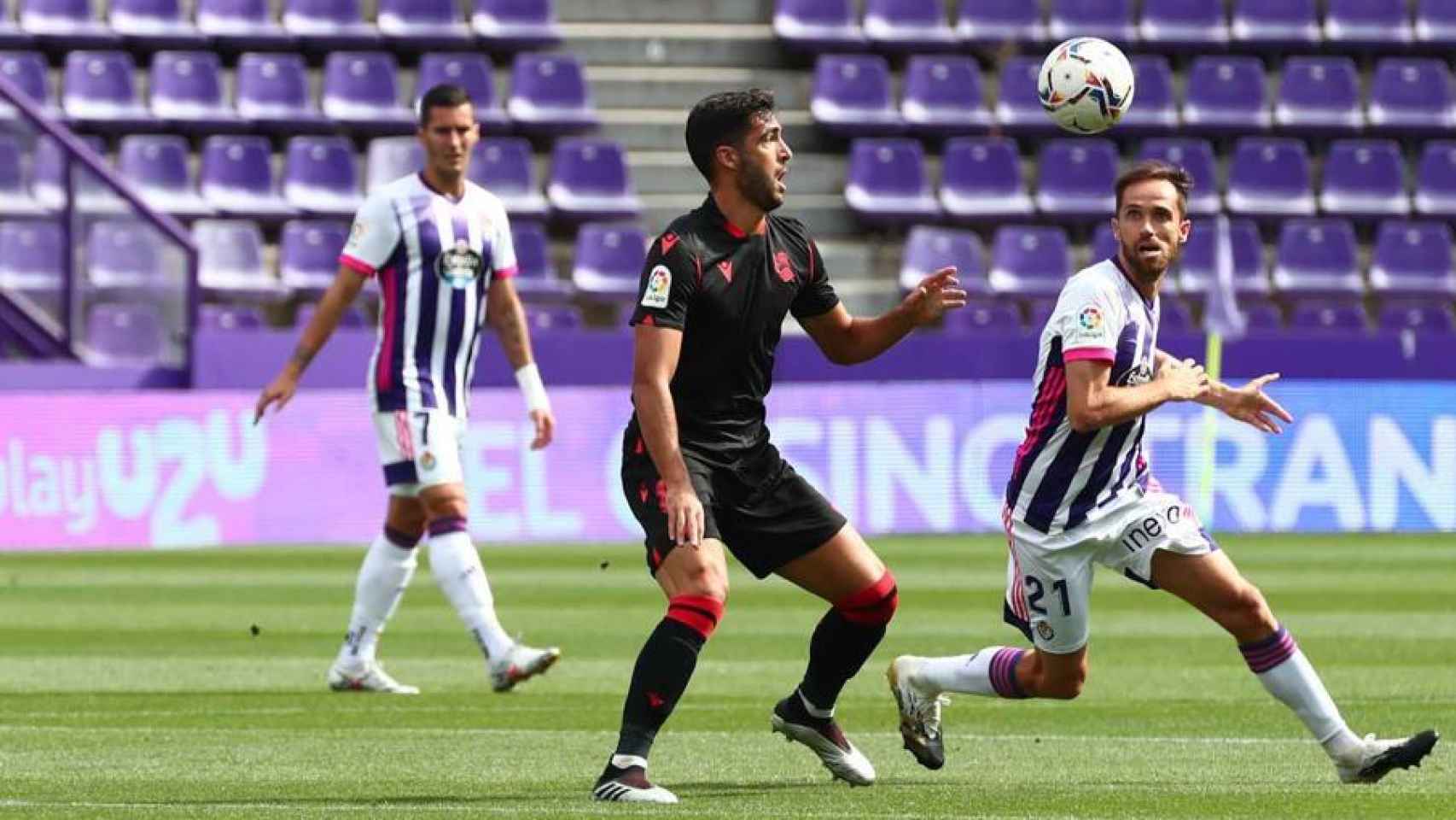 Dos jugadores de Real Valladolid y Real Sociedad pugnan por un balón