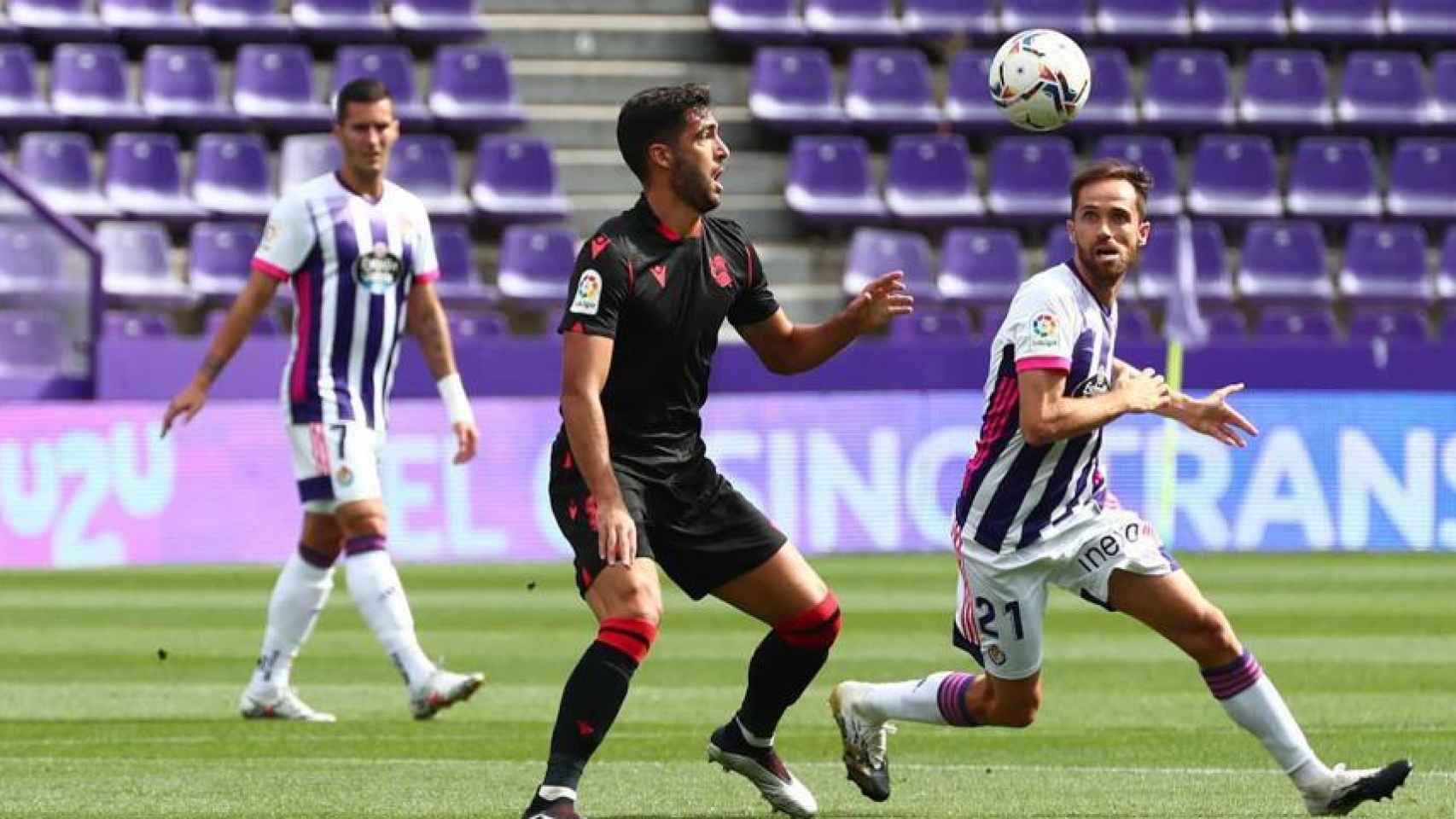 Dos jugadores de Real Valladolid y Real Sociedad pugnan por un balón