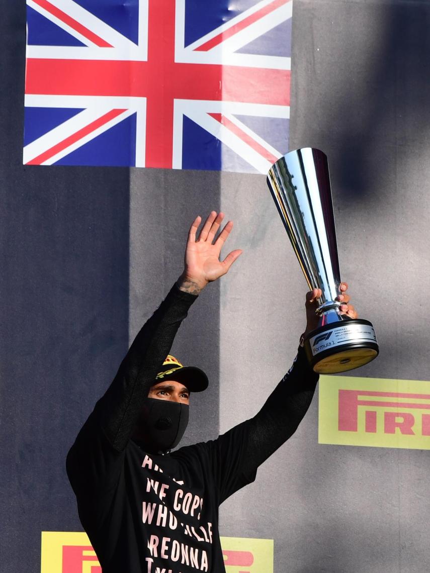 Lewis Hamilton y su polémica camiseta que pide el arresto de los policías