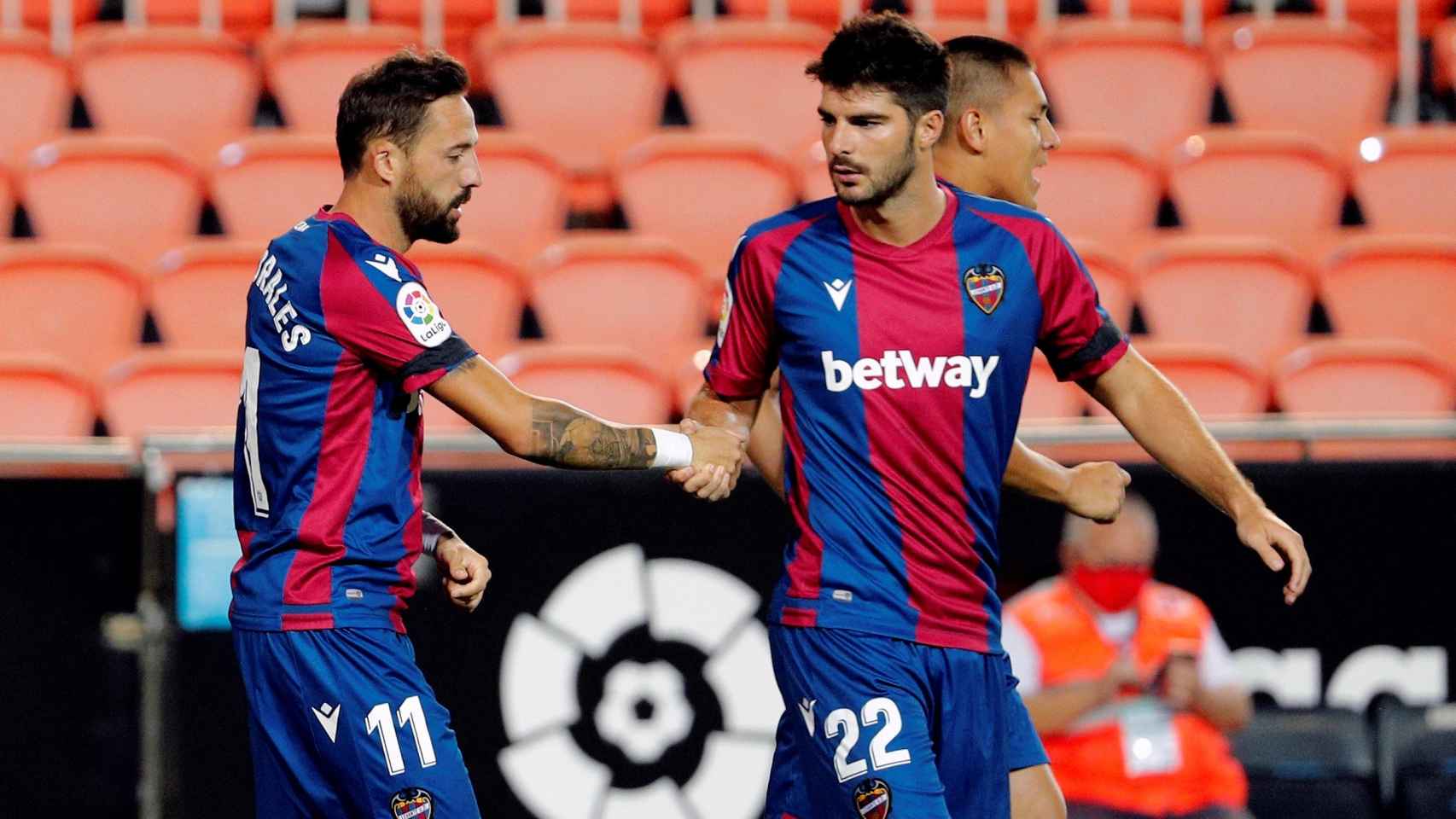 José Luis Morales y Gonzalo Melero celebran uno de los goles de 'El Capitán' en el Valencia - Levante de LaLiga