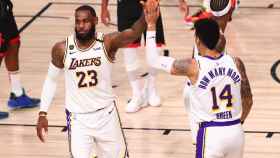 LeBron James y Green celebran una canasta de los Lakers