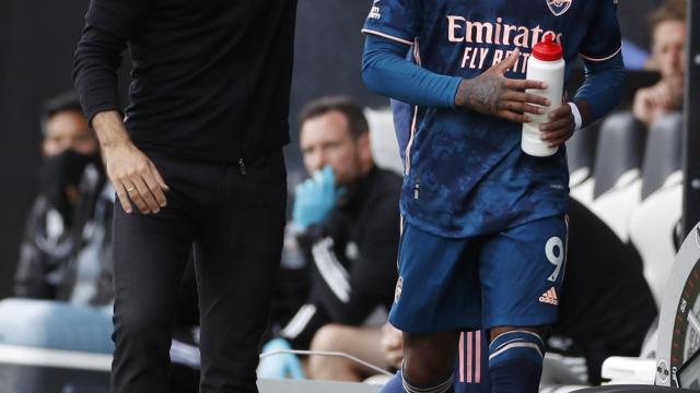 Lacazette y Mikel Arteta durante un partido del Arsenal