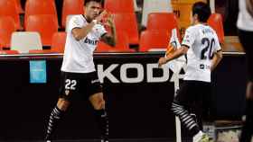 Maxi Gómez y Kang In Lee celebran uno de los goles del Valencia ante el Levante