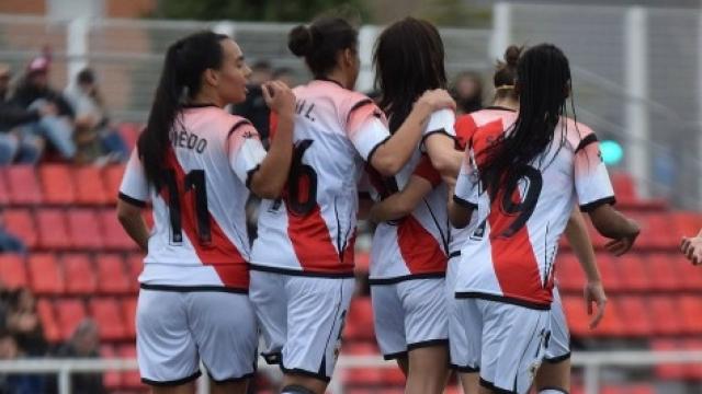 Jugadoras del Rayo Vallecano abrazándose