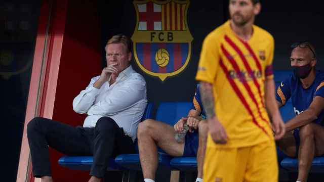 Leo Messi durante un partido del FC Barcelona con Koeman, en el banquillo, de fondo