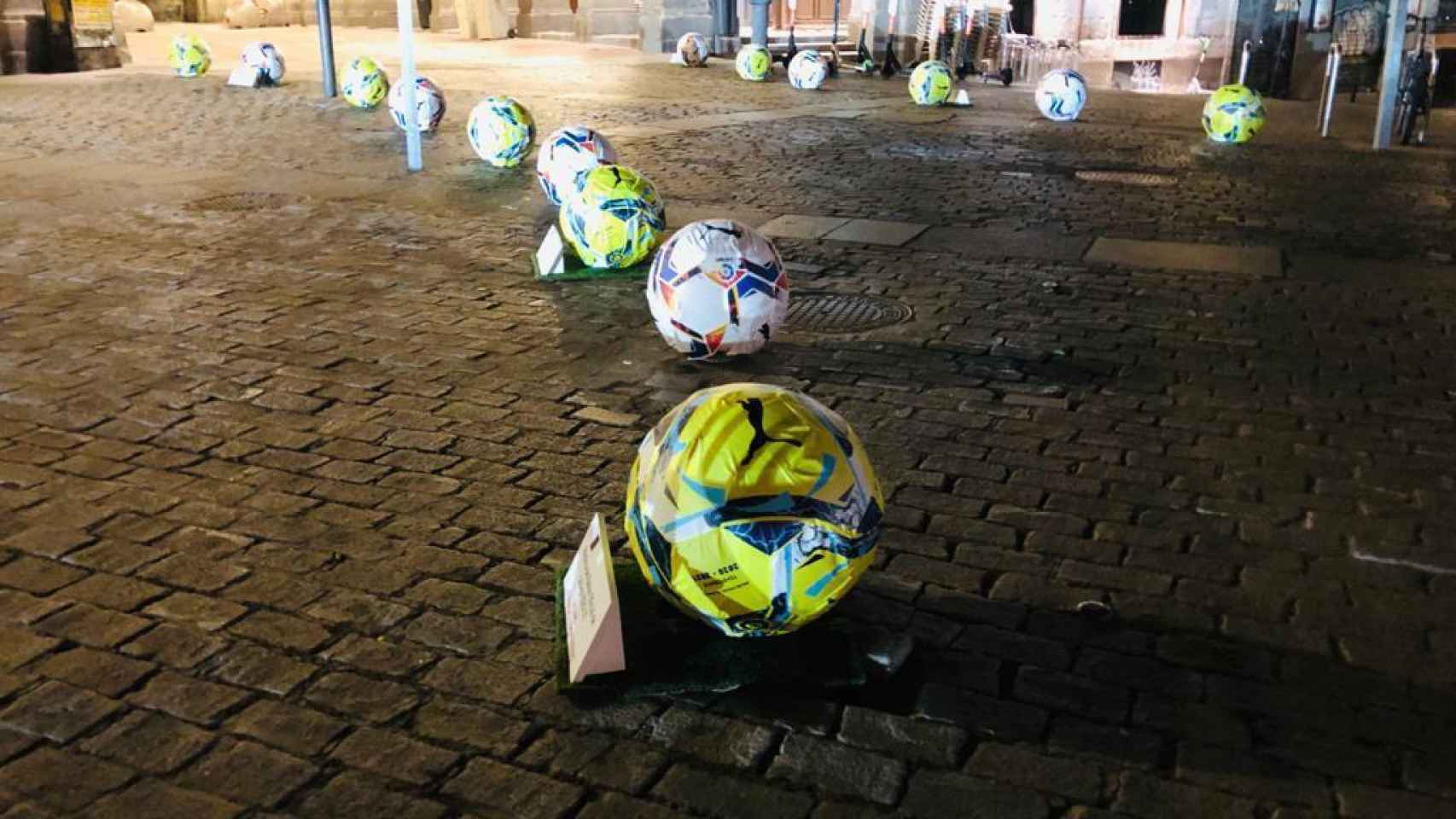 Los bolardos pintados como el balón de La Liga que han creado polémica en Madrid