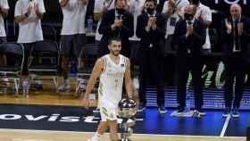 Facundo Campazzo recibe el MVP de la Supercopa Endesa 2020
