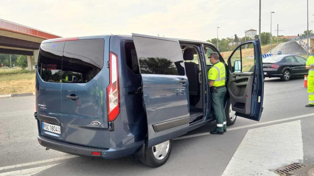 Un agente de la Guardia Civil y una de las 15 furgonetas de la DGT, cuyo fin es vigilar las distracciones al volante.