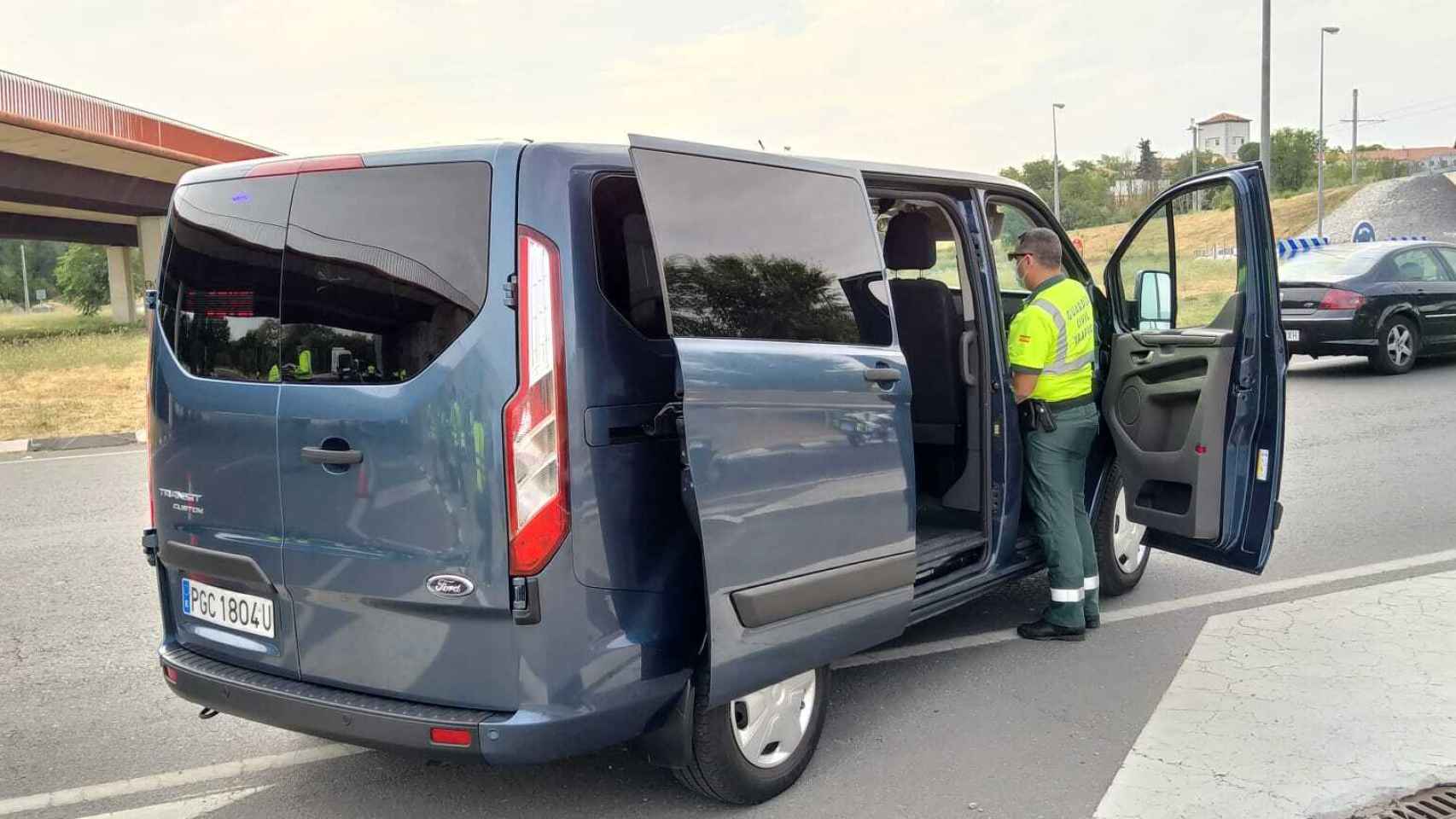 Un agente de la Guardia Civil y una de las 15 furgonetas de la DGT, cuyo fin es vigilar las distracciones al volante.