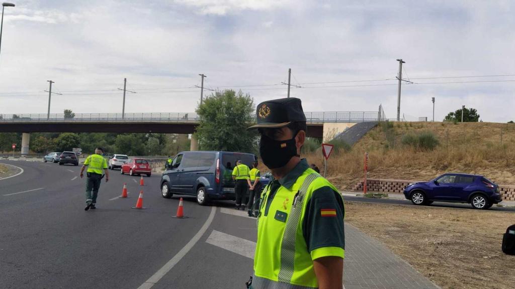 El teniente Martos, durante el control de la Guardia Civil. Al fondo, la furgoneta camuflada.
