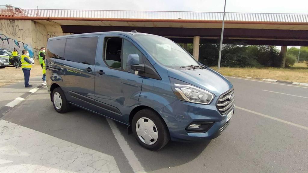 Vista de una de las 15 furgonetas de la DGT, una Ford Transit color azul oscuro metalizado.