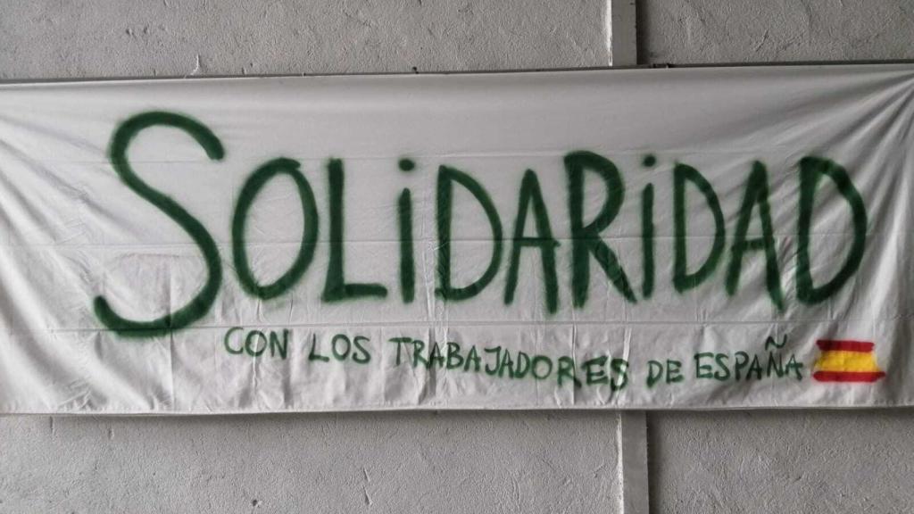 Una pancarta cuelga de la nave en la que Vox ha presentado el sindicato.