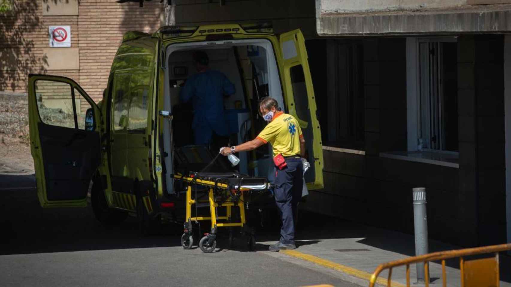 Un sanitario junto a una ambulancia, en una foto de archivo.