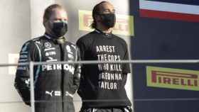 Hamilton y Bottas en el podio del GP de la Toscana. (EFE)