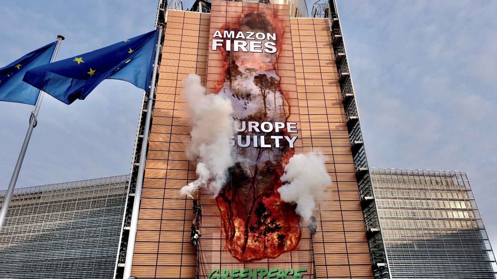 Escaladores de Greenpeace llevaron el pasado viernes la deforestación de la Amazonia a la fachada de la Comisión Europea.